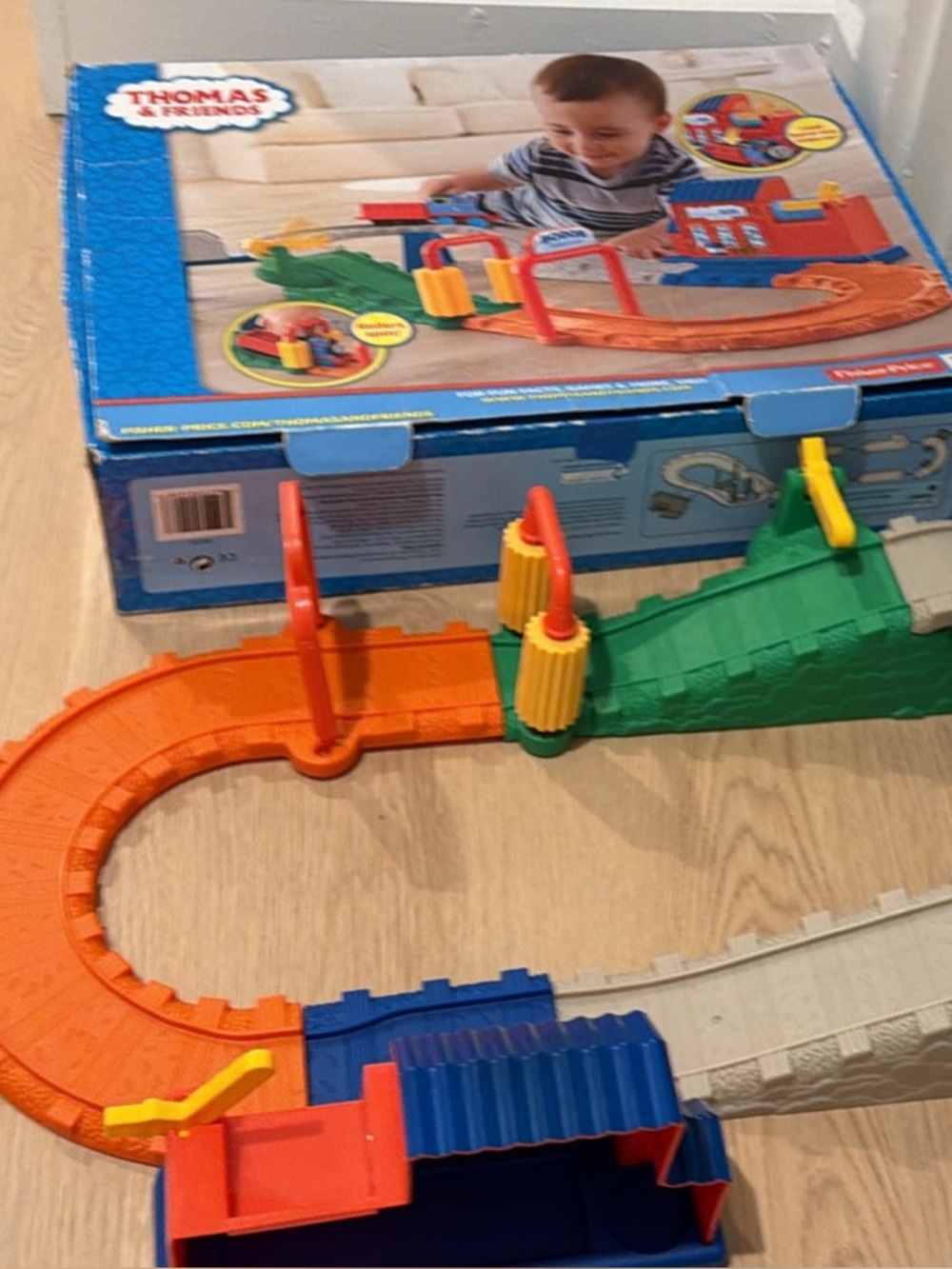 Thomas the Tank Engine and friends wash delivery down train car wash with box